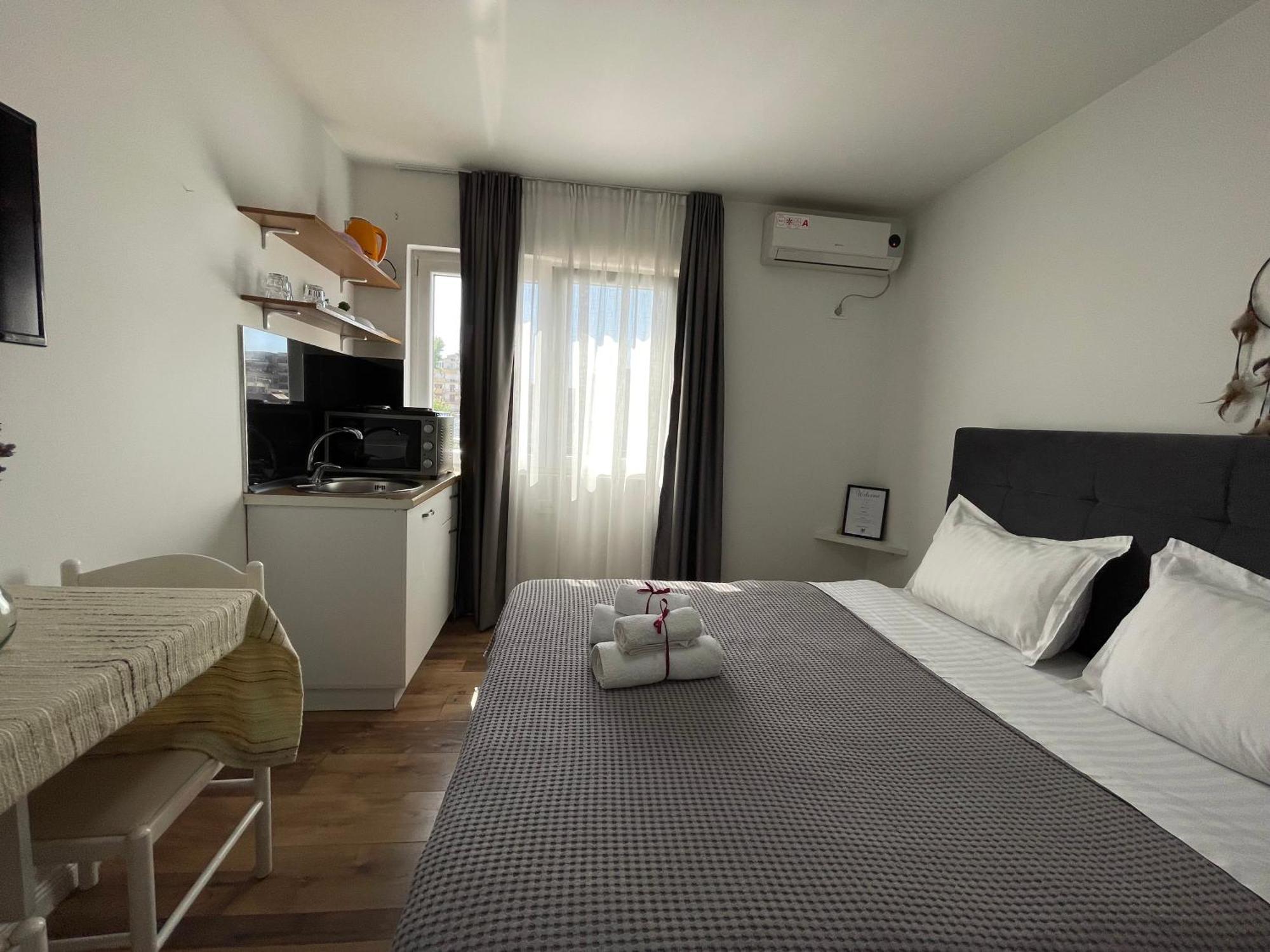 Central Studio Apartments Тирана Стая снимка